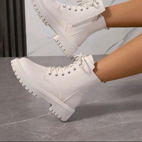 NWT Women's White Lace-Up Ankle Boots Size 9.5/42 - Picture 2 of 4